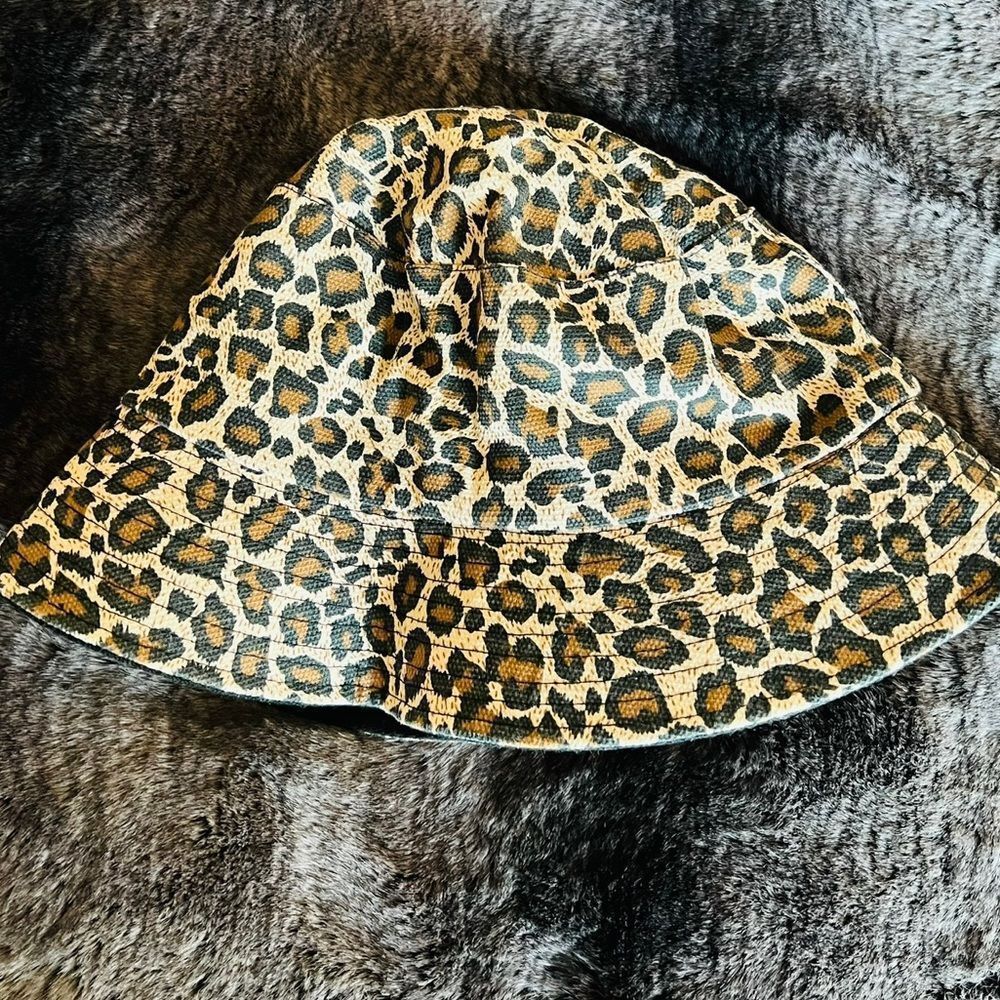 Reversible cheetah bucket hat 🐆
